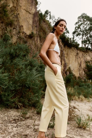 Брюки чинос с плетеным ремнем