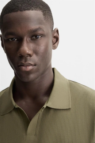 Поло с вертикальным рельефным узором- Заказать в России