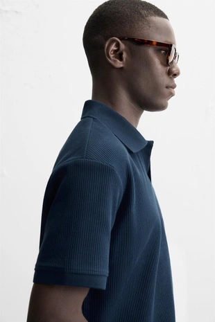 Поло с вертикальным рельефным узором- Заказать в России