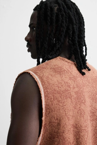 Трикотажная майка с эффектом потертости- Заказать в России