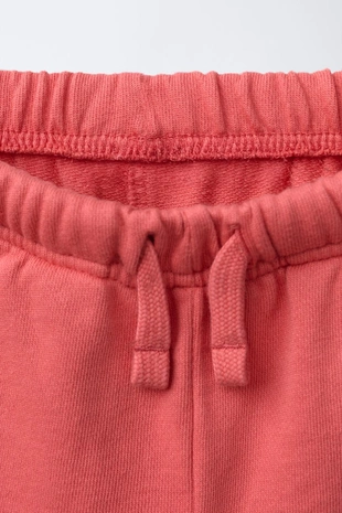 STRAIGHT FIT GARMENT-DYED PLUSH BERMUDA SHORTS WITH LABEL- Заказать в России