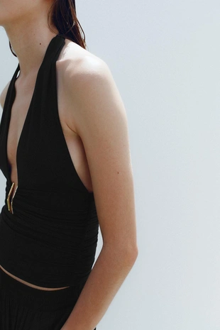 Топ с драпировкой и горловиной халтер