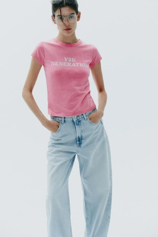 Футболка из ткани с эффектом потертости и стразами- Заказать в России