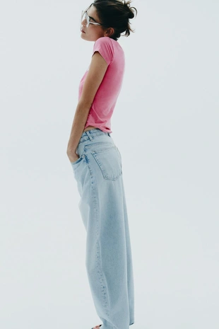 Футболка из ткани с эффектом потертости и стразами- Заказать в России