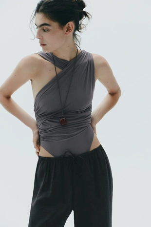 Боди из ткани со сборками асимметричного кроя