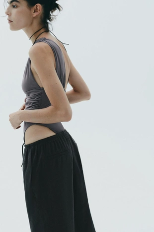 Боди из ткани со сборками асимметричного кроя