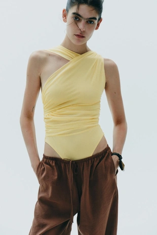 Боди из ткани со сборками асимметричного кроя - Заказать в России