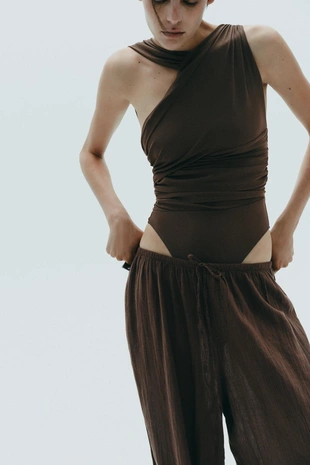 Боди из ткани со сборками асимметричного кроя