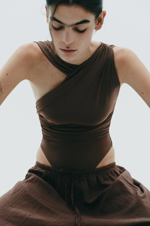 Боди из ткани со сборками асимметричного кроя