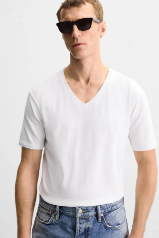Базовая футболка с V-образным вырезом- Заказать в России