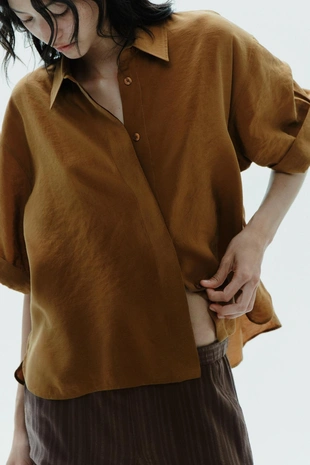 Рубашка из струящейся ткани с короткими рукавами- Заказать в России