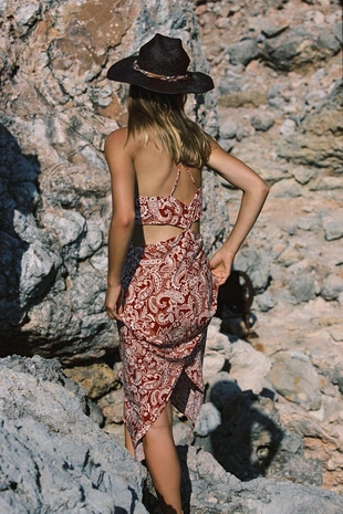 Платье миди с принтом и вырезами- Заказать в России