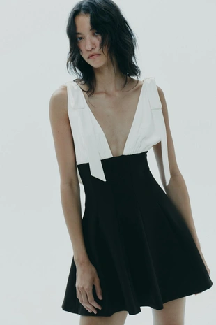 Короткое комбинированное платье с бантами