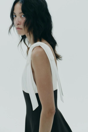 Короткое комбинированное платье с бантами