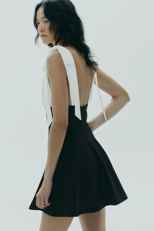 Короткое комбинированное платье с бантами