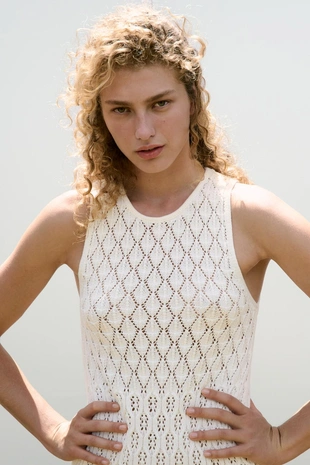 Короткое платье-халтер с перфорацией- Заказать в России