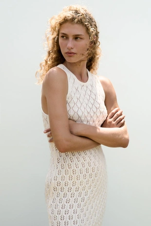 Короткое платье-халтер с перфорацией- Заказать в России