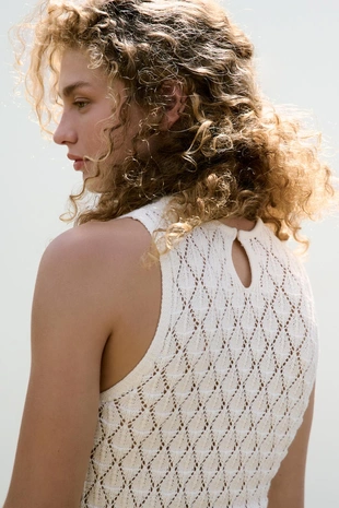 Короткое платье-халтер с перфорацией- Заказать в России