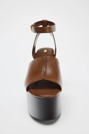 Кожаные босоножки на танкетке с ремешком- Заказать в России