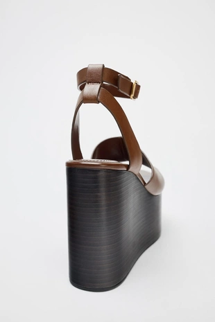 Кожаные босоножки на танкетке с ремешком- Заказать в России