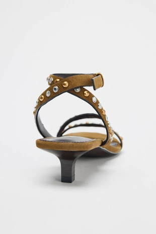Замшевые босоножки с заклепками на каблуке- Заказать в России