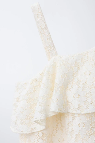 Асимметричный топ с кружевным рисунком и оборкой- Заказать в России