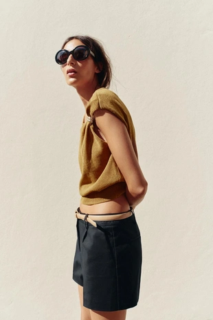 Трикотажный топ с фурнитурой- Заказать в России