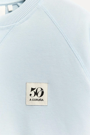 Толстовка с круглым вырезом и нашивкой «50TH ANNIVERSARY»