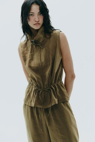 Жилет из струящейся ткани с регулируемой посадкой