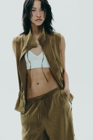 Жилет из струящейся ткани с регулируемой посадкой