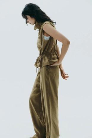 Жилет из струящейся ткани с регулируемой посадкой