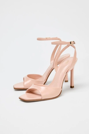 Лакированные босоножки