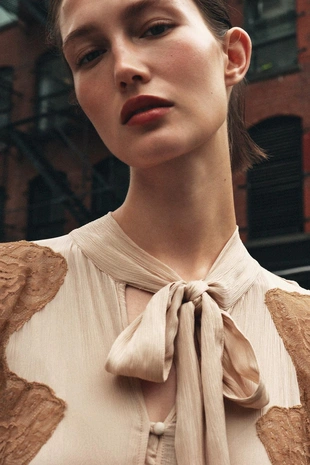 Платье с кружевной отделкой и бантом- Заказать в России