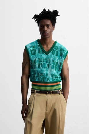 Трикотажный жилет с графическим принтом © OTIS KWAME KYE QUAICOE- Заказать в России