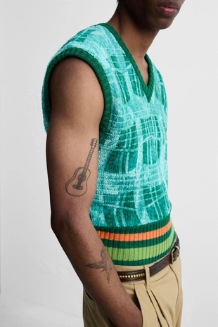 Трикотажный жилет с графическим принтом © OTIS KWAME KYE QUAICOE- Заказать в России