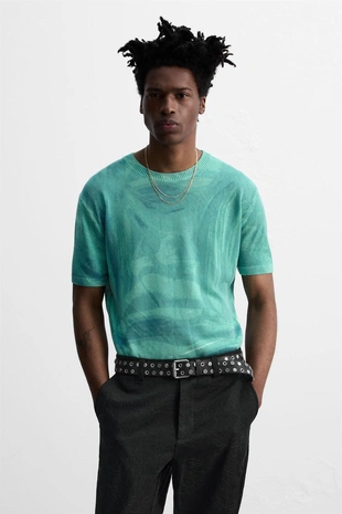 Трикотажная футболка с графическим принтом © OTIS KWAME KYE QUAICOE- Заказать в России