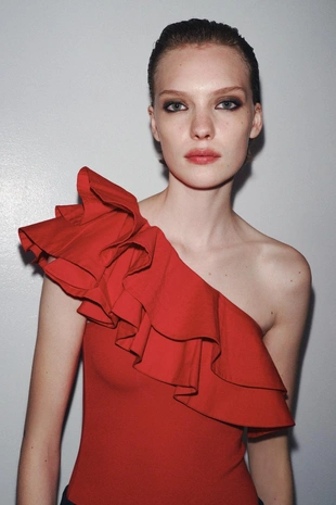 Комбинированное боди асимметричного кроя с воланом- Заказать в России