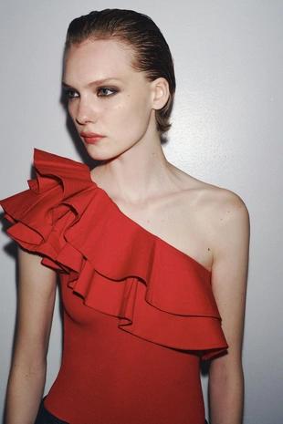 Комбинированное боди асимметричного кроя с воланом- Заказать в России