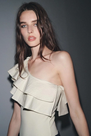 Комбинированное боди асимметричного кроя с воланом