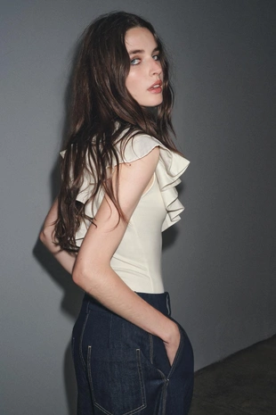 Комбинированное боди асимметричного кроя с воланом