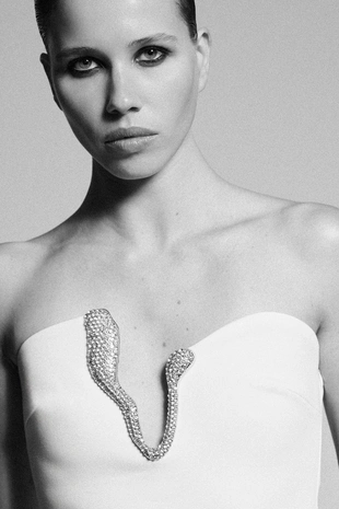 Короткое платье с украшением- Заказать в России