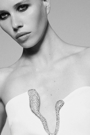 Короткое платье с украшением- Заказать в России