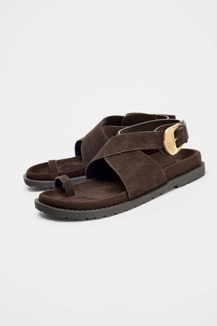 Сандалии из спилка с перемычкой для пальца и пряжкой- Заказать в России