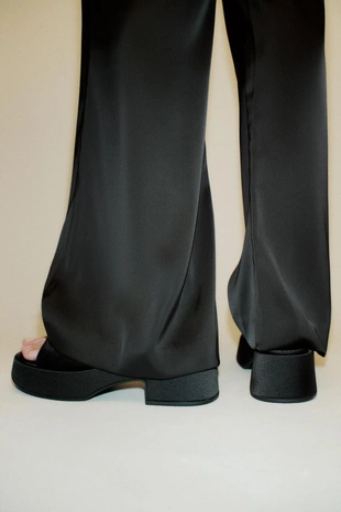 Сатиновые босоножки на устойчивом каблуке- Заказать в России