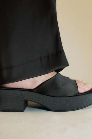 Сатиновые босоножки на устойчивом каблуке- Заказать в России