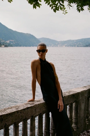 Платье миди с горловиной халтер