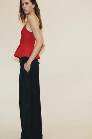 Топ из эластичной ткани с баской