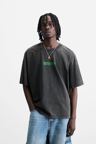 Футболка с эффектом потертости и надписями- Заказать в России