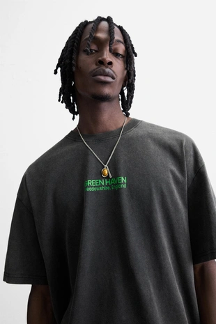 Футболка с эффектом потертости и надписями- Заказать в России