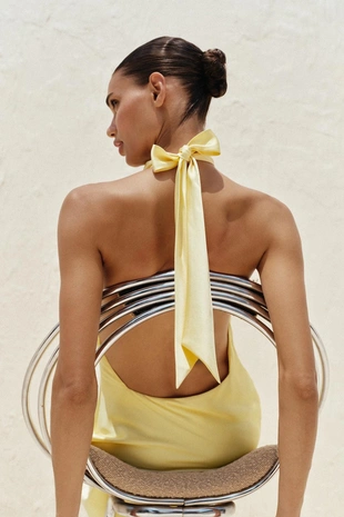 Платье миди с горловиной халтер